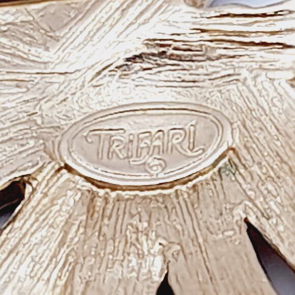 Vintage Trifari Black Enamel Ribbon Brooch; Gold Plated Designer Costume Jewelry - Picture 5 of 8